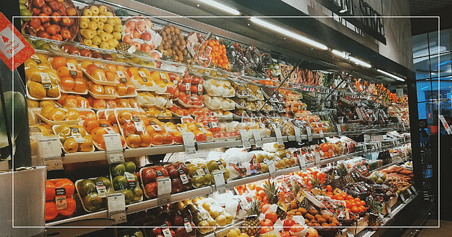Obst und Gemüseregal im Supermarkt