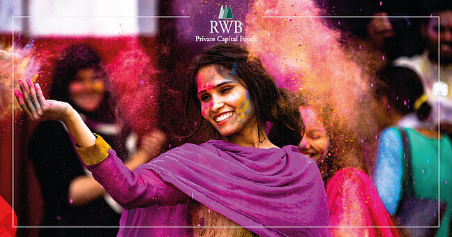 indisch gekleidete Frau beim Farbenfest