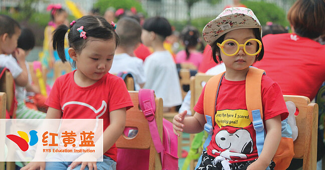 zwei asiatische Mädchen auf Kinderfest