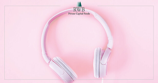 rosa Kopfhörer auf rosa Hintergrund