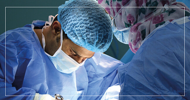 Chirurg mit Maske bei Operation