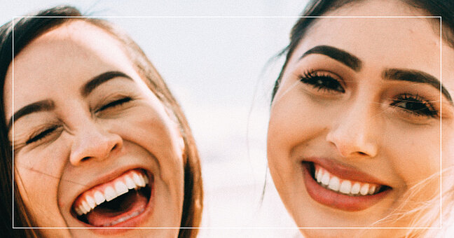 Strahlendes Lächeln zwei Frauen