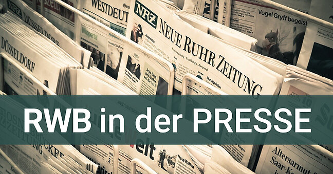 Zeitungsstapel mit grünem Banner "RWB in der Presse"