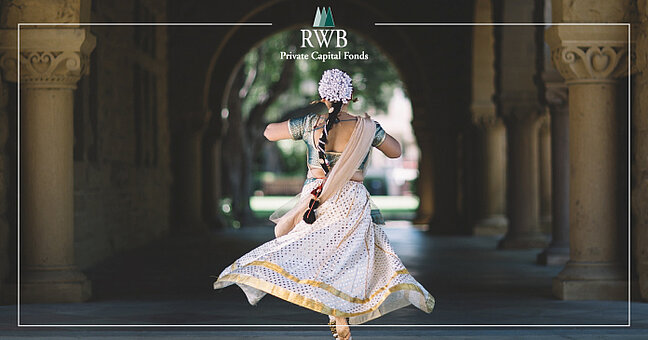 indische Tänzerin tanzend duch Bogendurchgang