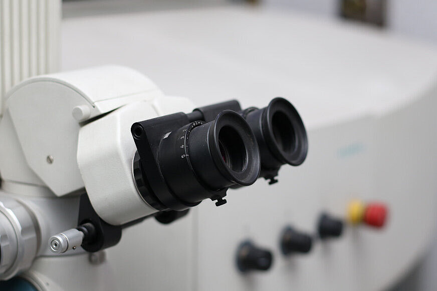Mikroskop mit Fokus auf die Okulare