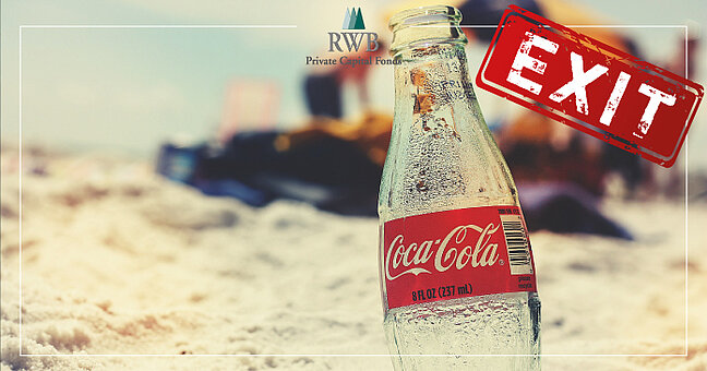 Coca-Cola Flasche im Sand