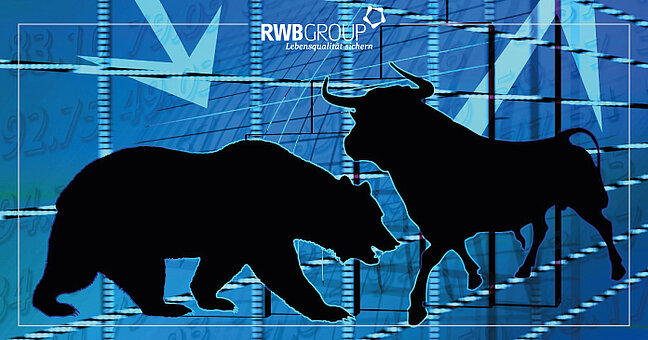 Silhoutte von Bär und Stier vor blauer Börsenwand