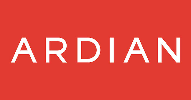 weiße Großbuchstaben auf rotem Hintergrund, Aufschrift ARDIAN