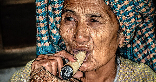 eine rauchende alte Frau