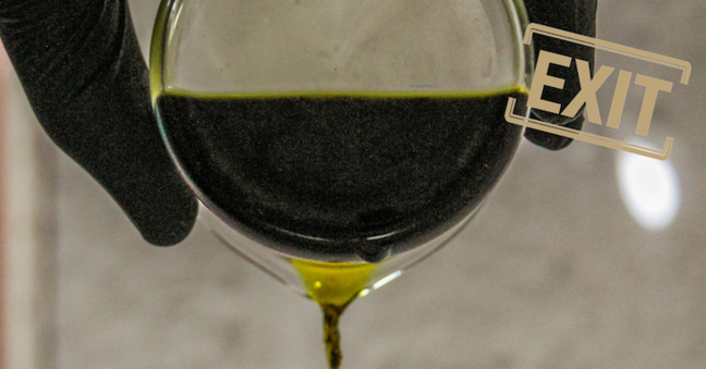 Öl fließt aus einem kleinen runden Behälter