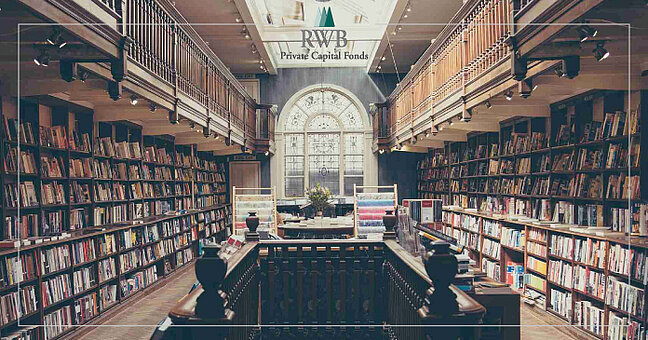 in einer Bibliothek: rechts und links hohe Regale mit Büchern