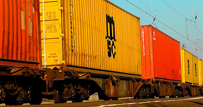 Güterwaggons in gelb und rot